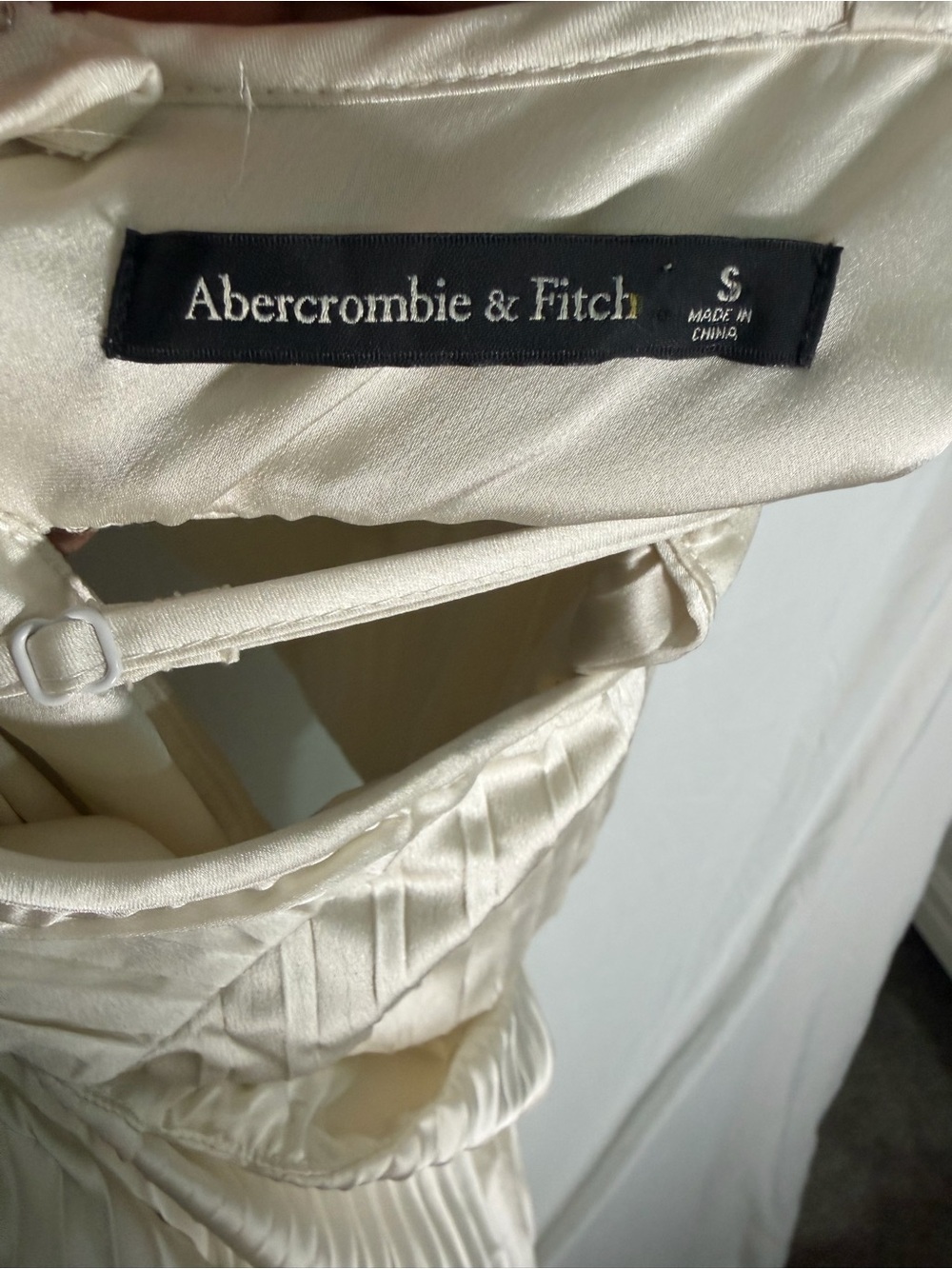 Abercrombie & Fitch Ivory Plunging V-Neck Pleated Maxi Dress - Picture 6 of 9